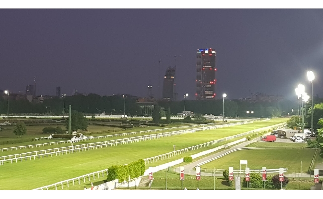 all’ippodromo snai san siro galoppo in notturna per un venerdì che si prepara alla super domenica con le oaks d’italia