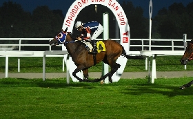 Ippica Ippodromo Snai San Siro: Antiqua Mare vince il Premio Estate nel sabato sera di galoppo