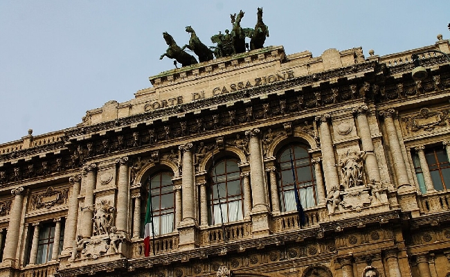 Scommesse la Cassazione conferma la condanna per la titolare di un'agenzia estera: Conti di gioco intestati falsamente e minori in sala