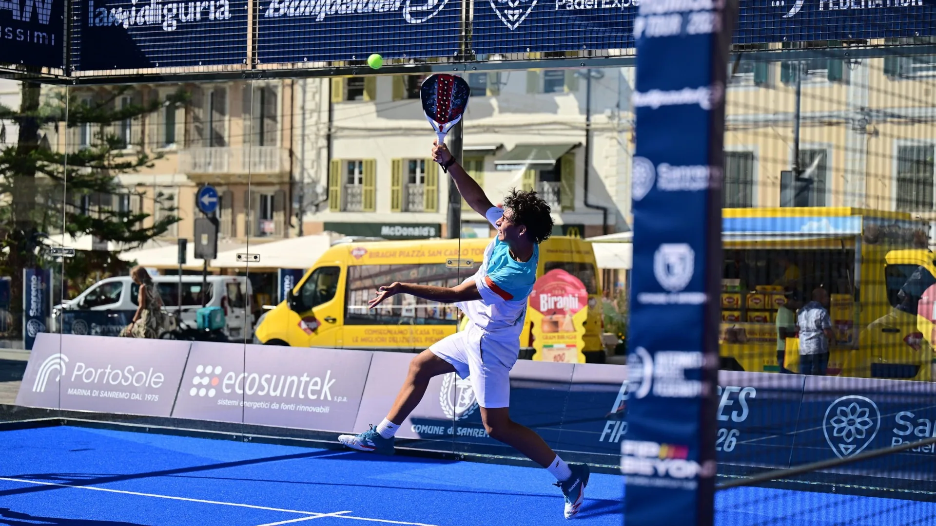Sanremo Padel Experience, in piazza Colombo festa e commozione per l'imperiese Giovannini