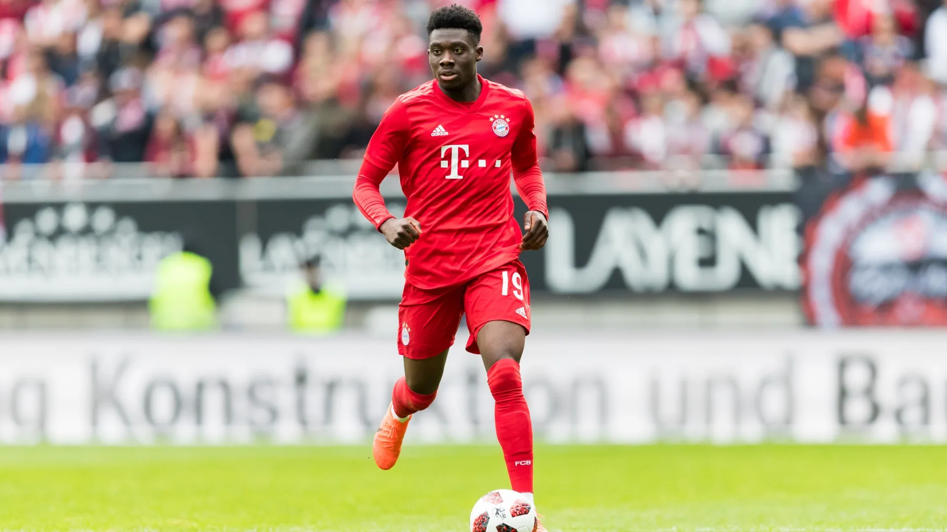Gioco illegale, Canada: operatore senza licenza utilizza la famiglia di Alphonso Davies in uno spot generato con intelligenza artificiale